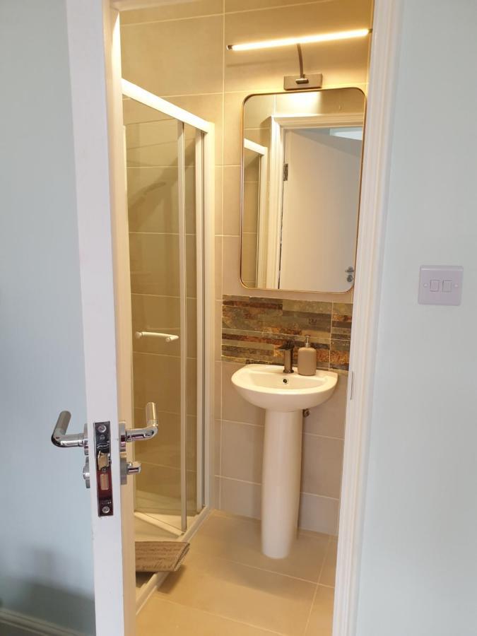 Beautiful Double En-Suite Room, Separate Entrance, Ilford, Central Line Gants Hill, Free Parking المظهر الخارجي الصورة