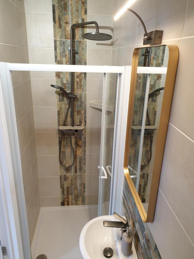Beautiful Double En-Suite Room, Separate Entrance, Ilford, Central Line Gants Hill, Free Parking المظهر الخارجي الصورة