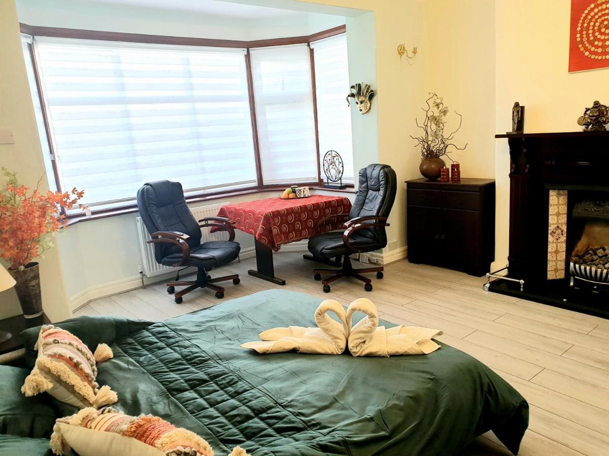Beautiful Double En-Suite Room, Separate Entrance, Ilford, Central Line Gants Hill, Free Parking المظهر الخارجي الصورة