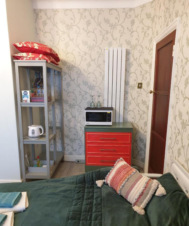 Beautiful Double En-Suite Room, Separate Entrance, Ilford, Central Line Gants Hill, Free Parking المظهر الخارجي الصورة
