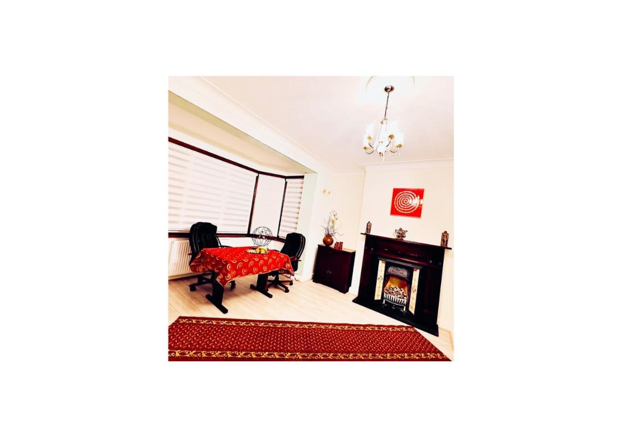 Beautiful Double En-Suite Room, Separate Entrance, Ilford, Central Line Gants Hill, Free Parking المظهر الخارجي الصورة